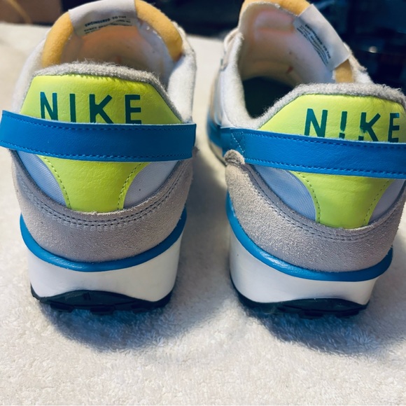 Almost Brand New Men’s NIKE 1972 Sneakers. - box 27 - Picture 6 of 7